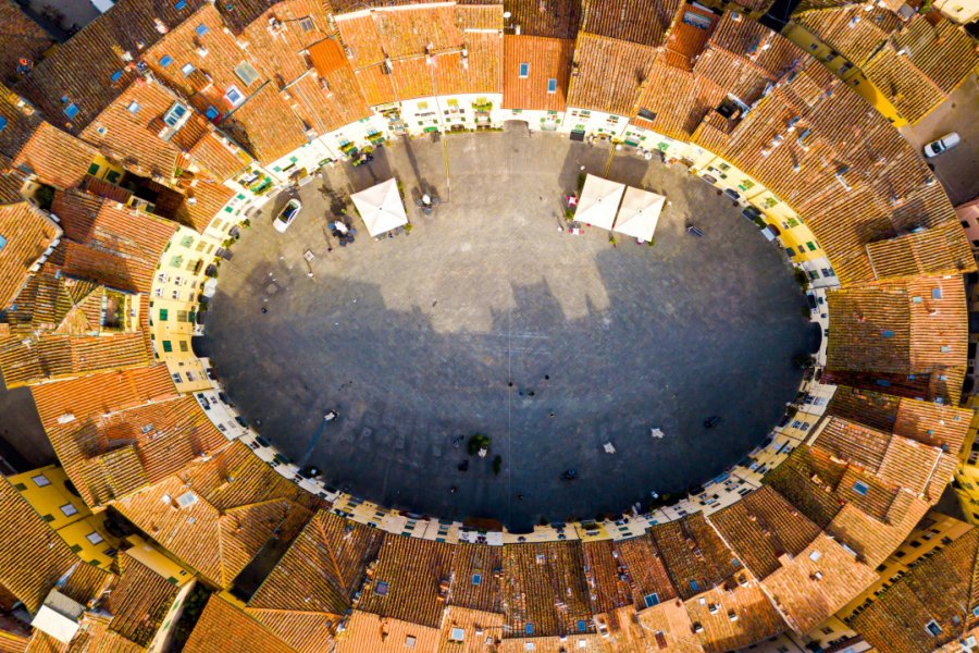 Piazza dell'Anfiteatro, Lucques. travelism - Shutterstock.com