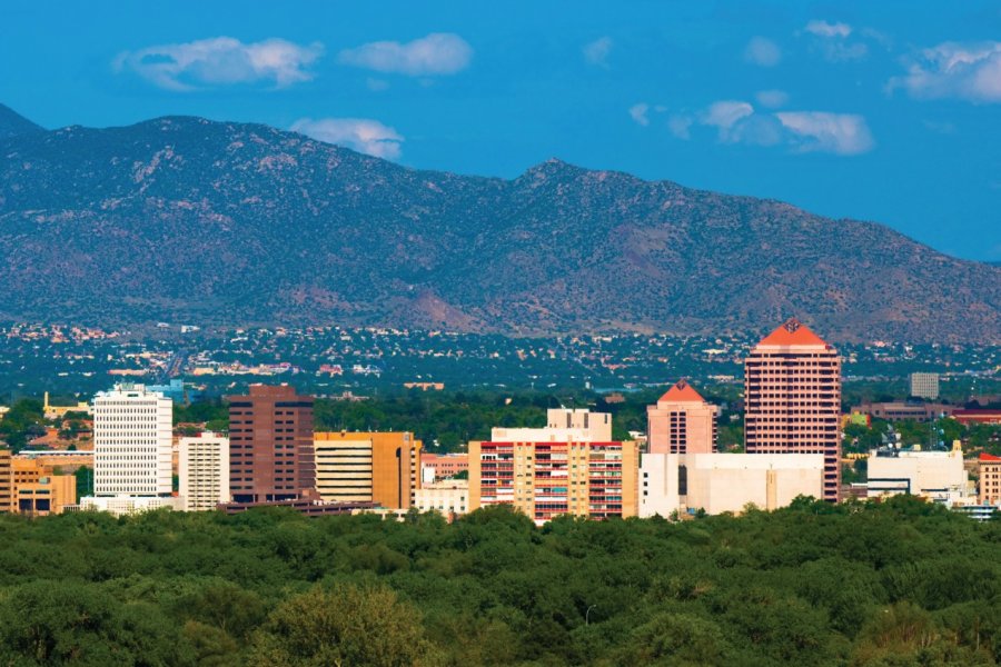 Skyline d'Albuquerque et les montagnes de Sandia en arrière-plan. Davel5957 - iStockphoto