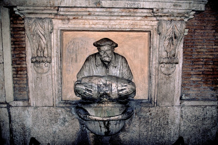 Fontana del Facchino (Via Lata). Author's Image