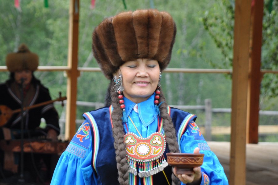 Femme chamane khakasse à l'écomusée de Kazanovka. Khakassia Tourist Information Centre