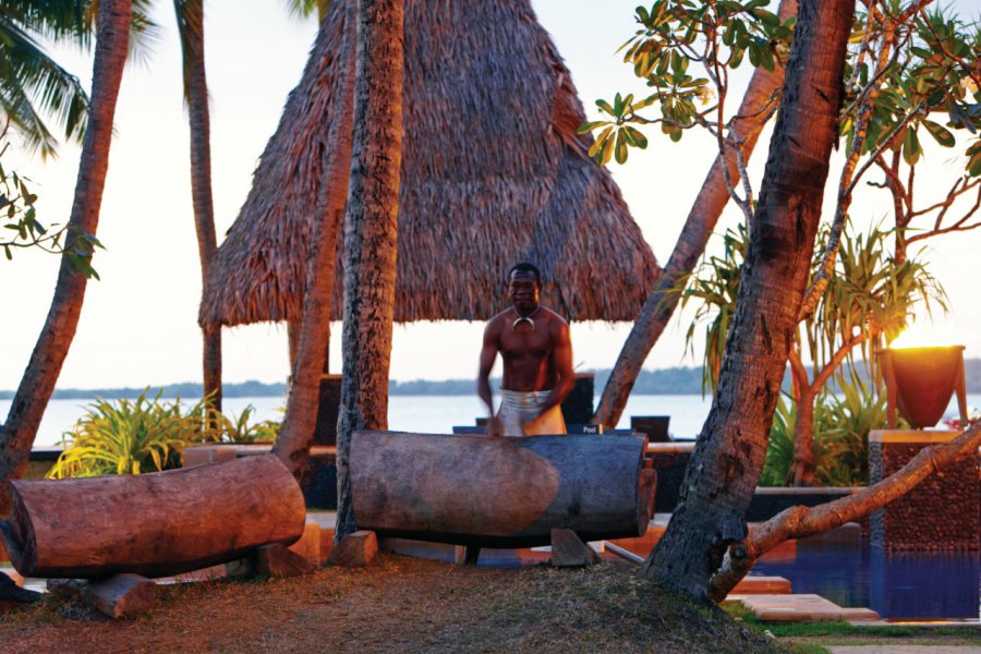 Ne manquez pas d'écouter le lali au coucher du soleil. Tourism Fiji/Chris McLennan