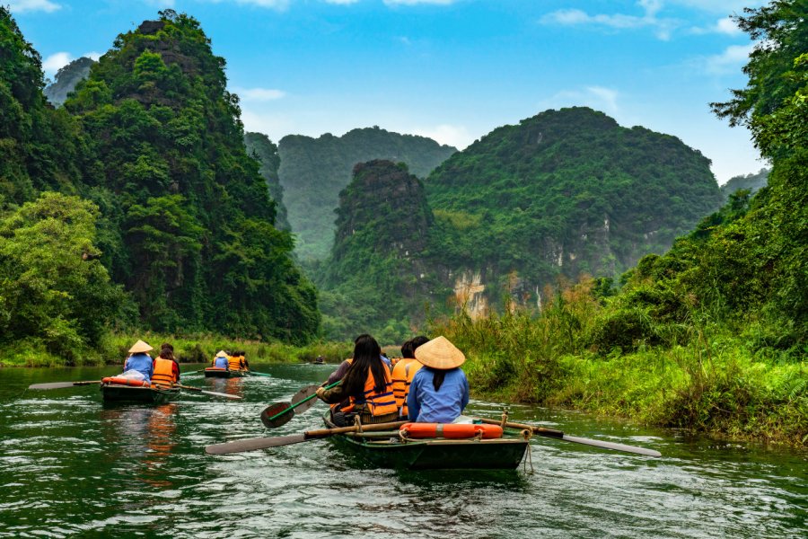 Balade sur l'eau, Tràng An. posztos - Shutterstock.com