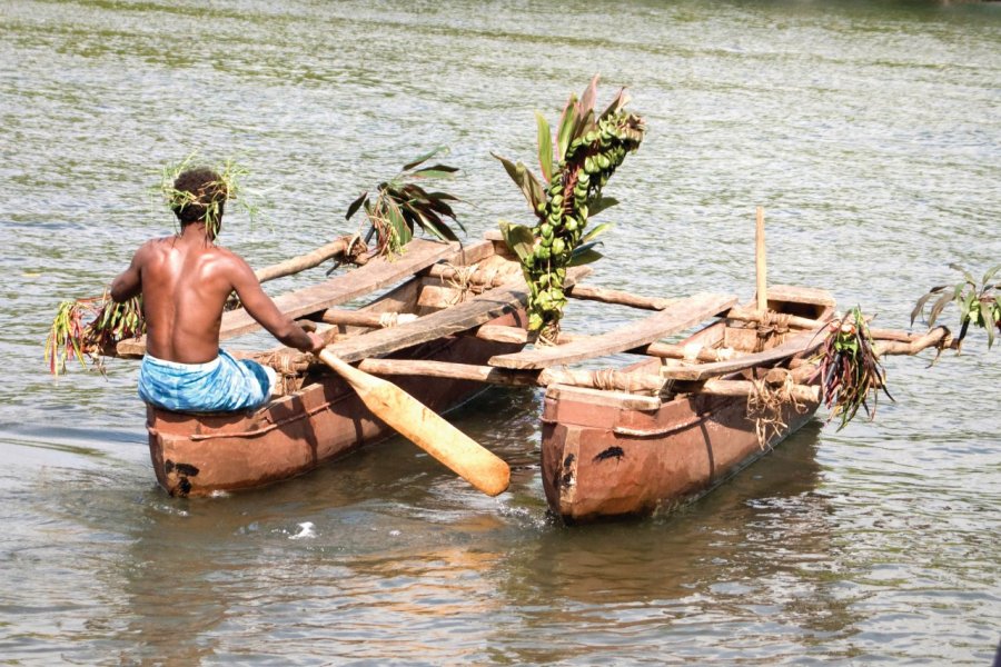 Mélanésien sur un pirogue à balancier. SpotX - iStockphoto