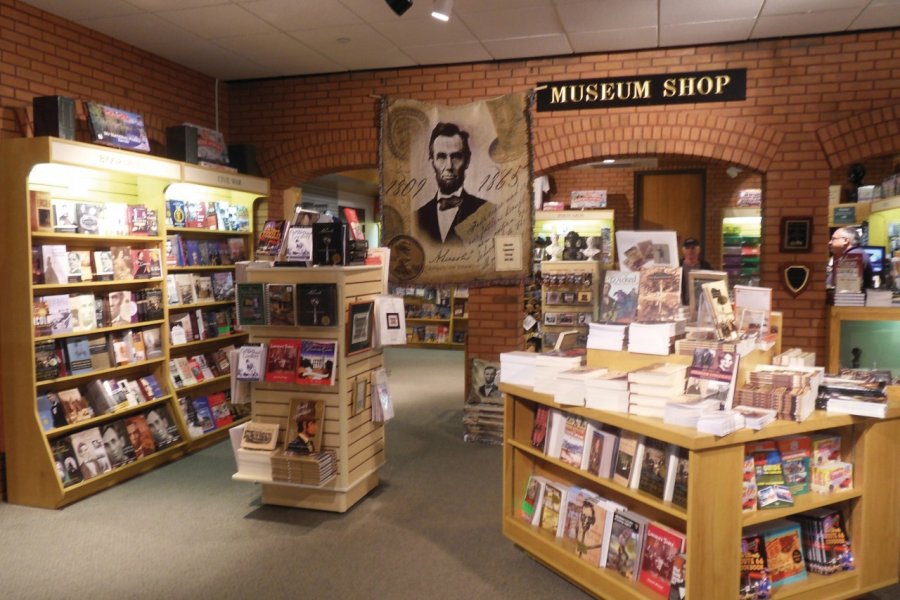 La librairie, juste à côté de sa maison, est consacrée à Abraham Lincoln Claire DELBOS