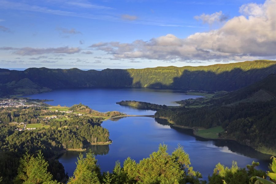 Lagoa Azul et Lagoa Verde. aragami12345s - Shutterstock.com