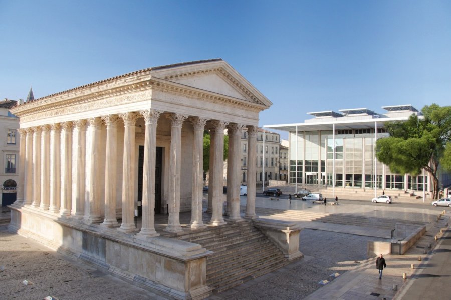 Maison Carrée et Carré d'Art Norman Foster. Office de tourisme Nîmes DL