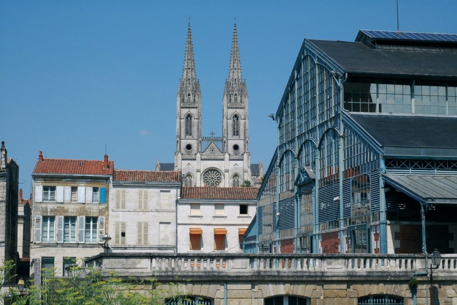 Les halles et l'église Saint-André de Niort (© Claudio COLOMBO - Fotolia))