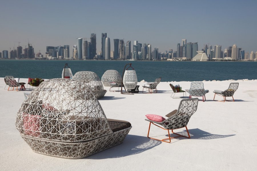 Café avec une superbe vue sur la ville de Doha. iStockphoto.com/typhoonski