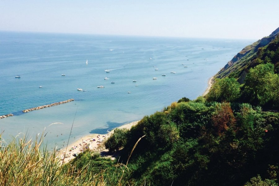 La longue descente vers la plage offre un superbe panorama. Muriel PARENT