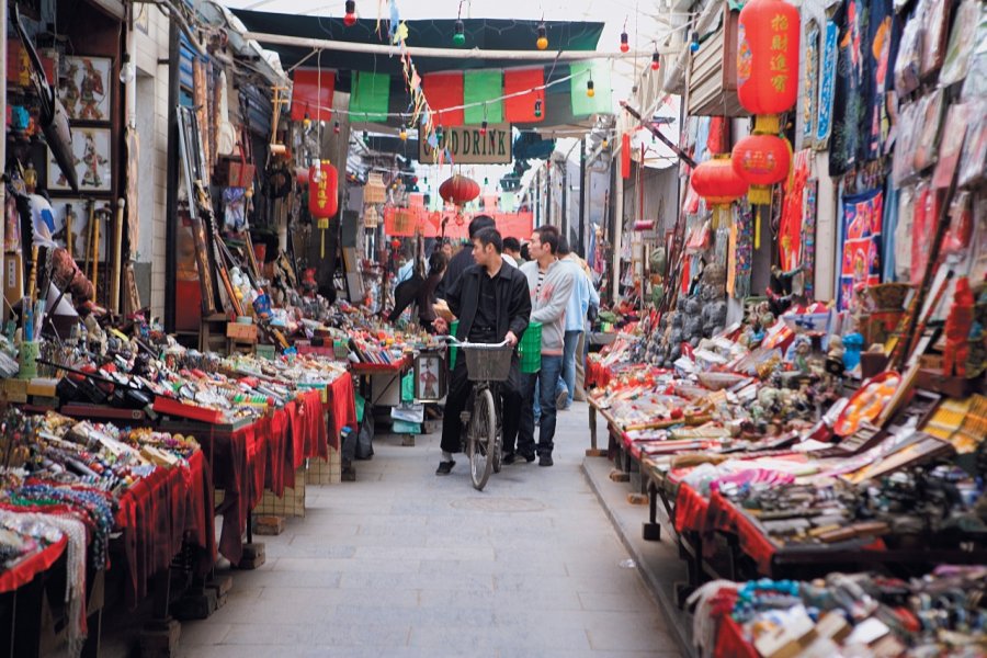 Boutiques du quartier Hui. Author's Image