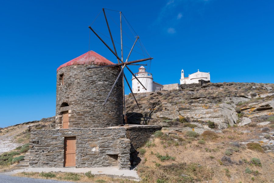Vieux moulin près d'Isternia. CoinUp - Shutterstock.com