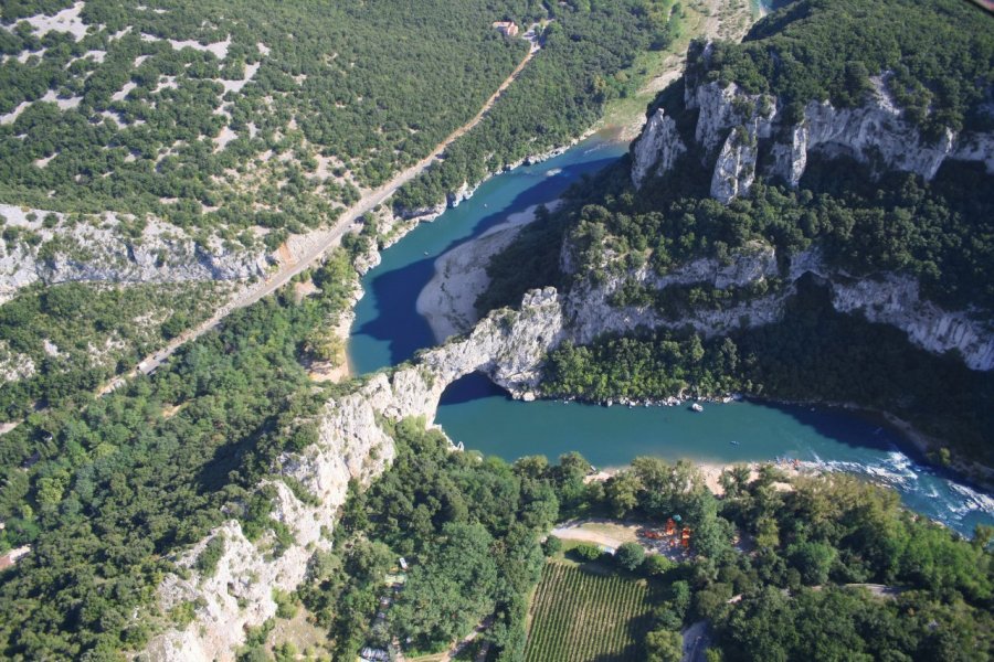 Vue aérienne du pont d'Arc - Vallon-Pont-d'Arc A. LOUCHE - Fotolia