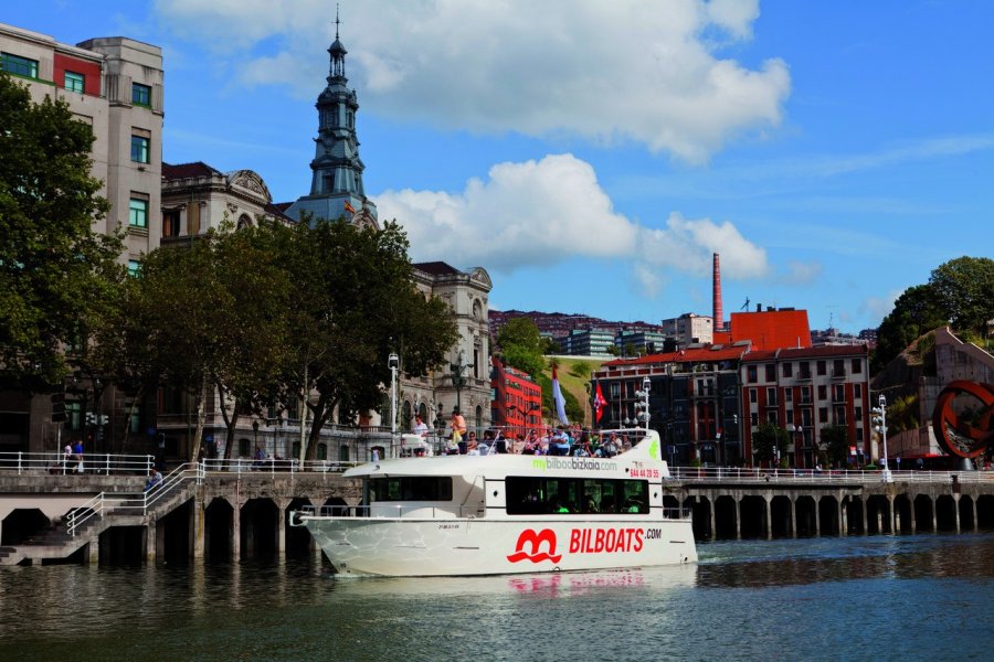 Départ d'une balade au fil de l'eau devant l'hôtel de ville. Philippe GUERSAN - Author's Image