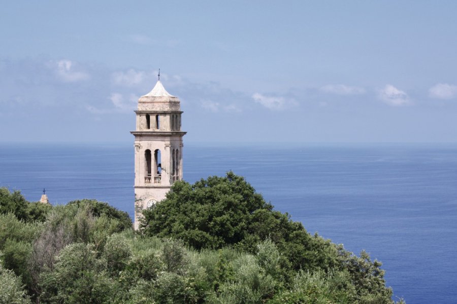 Clocher de l'église de Pino face à la Méditerranée XAVIER BONNIN