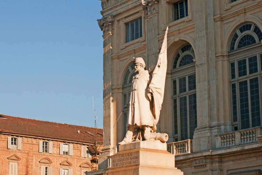 Statue Alfiere dell' Esercito Sardo à Turin. Fabio Alcini