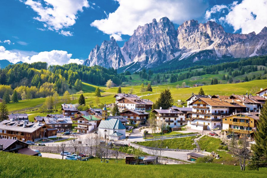 Cortina d'Ampezzo dans les Dolomites. xbrchx - Shutterstock.com