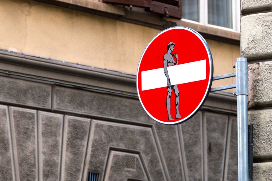 Panneau de signalisation détourné de Clet Abraham Bulgn - Shutterstock.com