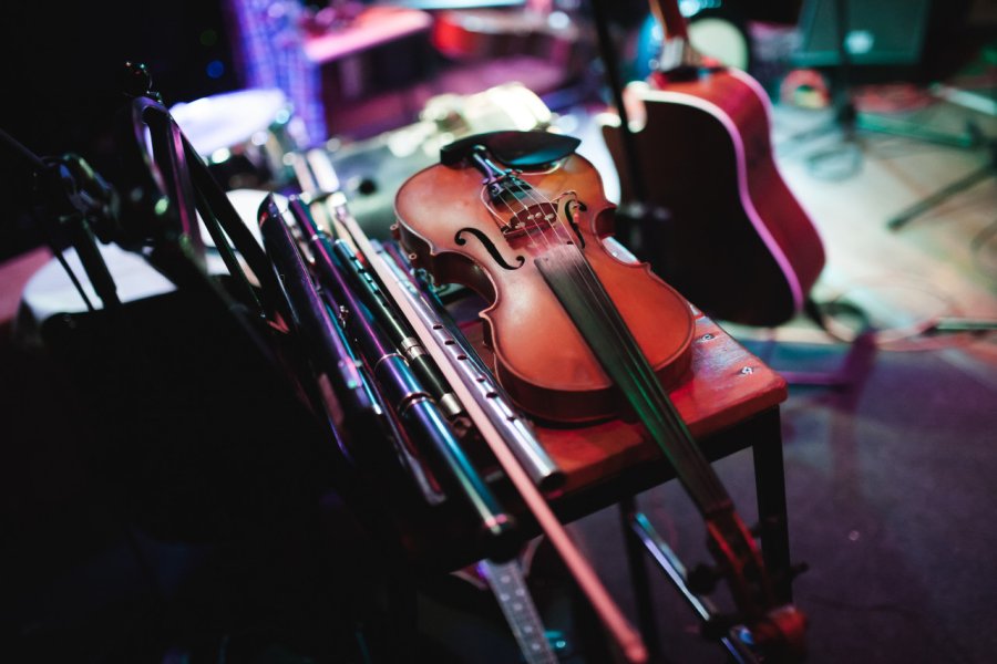 Le fiddle, emblématique instrument de la musique irlandaise. u4f_tol - Shutterstock.com