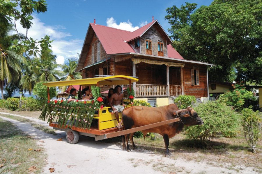 Scène de vie à La Digue. Gerard Larose - Office du tourisme des Seychelles