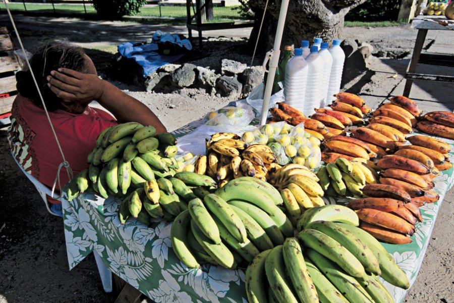 Étal de Vaitape proposant plusieurs sortes de bananes Sylvain GRANDADAM
