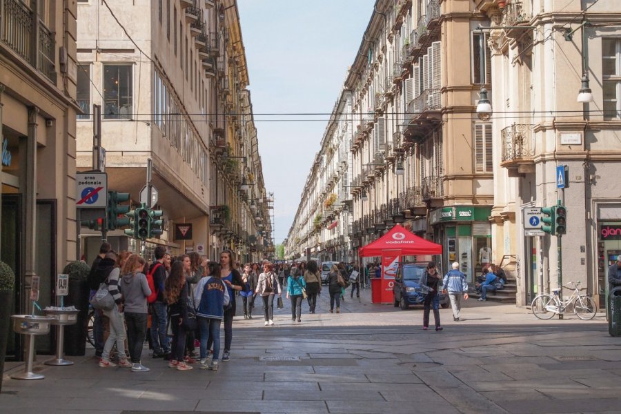 Tourisme sur Via Garibaldi, Turin. Claudiodivizia - iStockphoto
