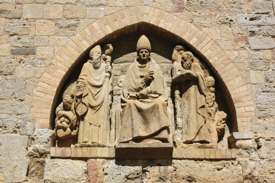 Fronton sculpté du Duomo de Volterra. Picsofitalia.com