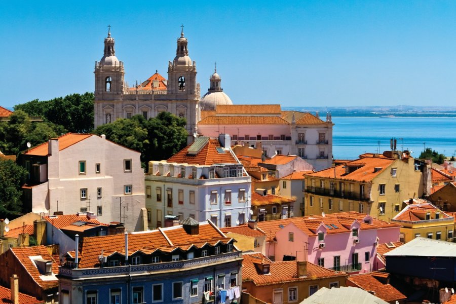 Vue sur le vieux Lisbonne, son Monastère de Saint-Vincent de Fora et ses batiments colorés. Lushik - iStockphoto