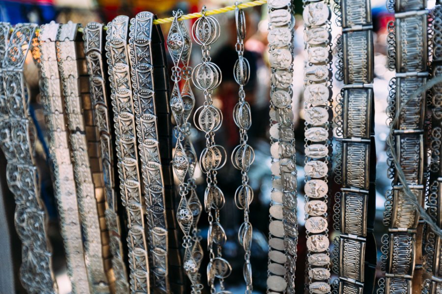 Des bijoux au marché Vernissaj à Erevan. Pavel Talashov - Shutterstock.com