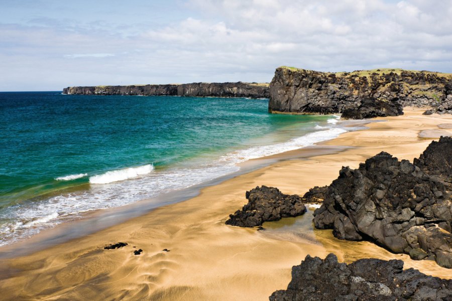 Plage de Skarðsvìk, Hellissandur. MichaelUtech - iStockphoto.com