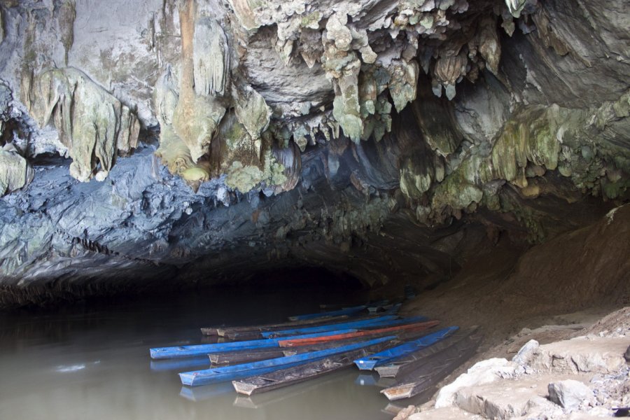 Des canoës dans la grotte de Tham Khon Lo. Matyas Rehak - shutterstock.com