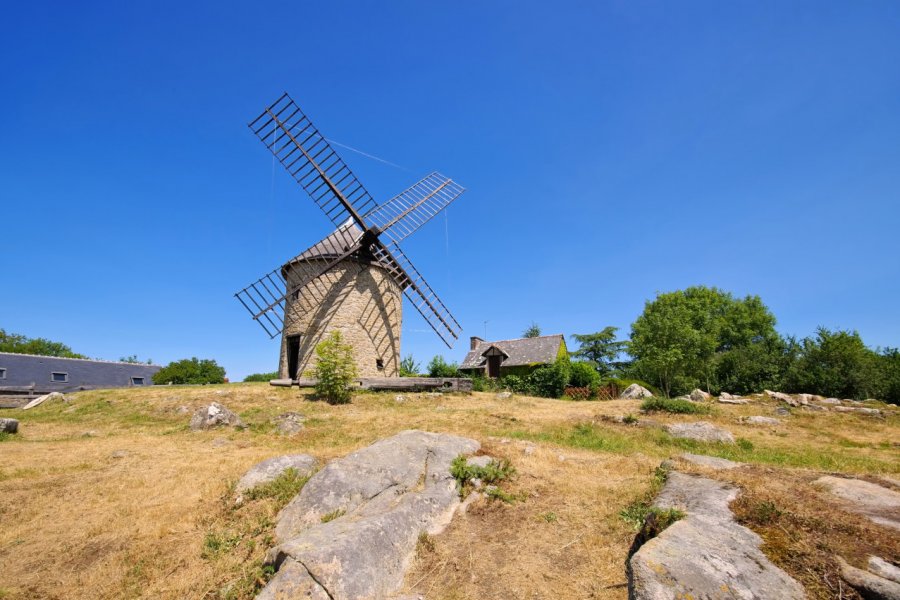 Moulin à vent du Mont-Dol. LianeM - Shutterstock.com