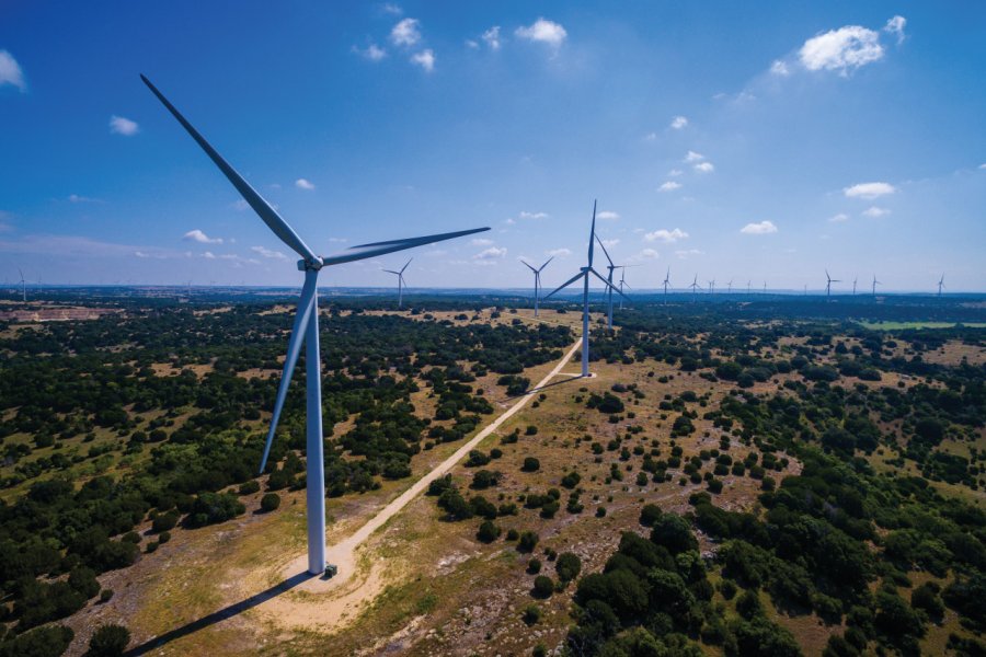 Éoliennes près de Goldthwaite. RoschetzkyIstockPhoto - iStockphoto.com