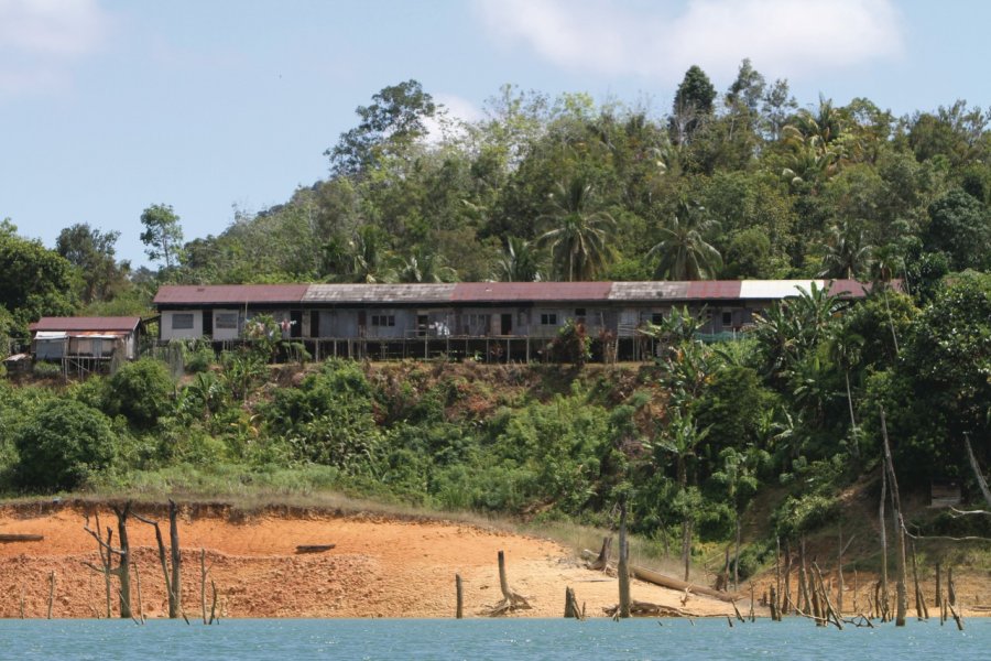 Longhouse sur le lac de Batang Ai Stéphan SZEREMETA