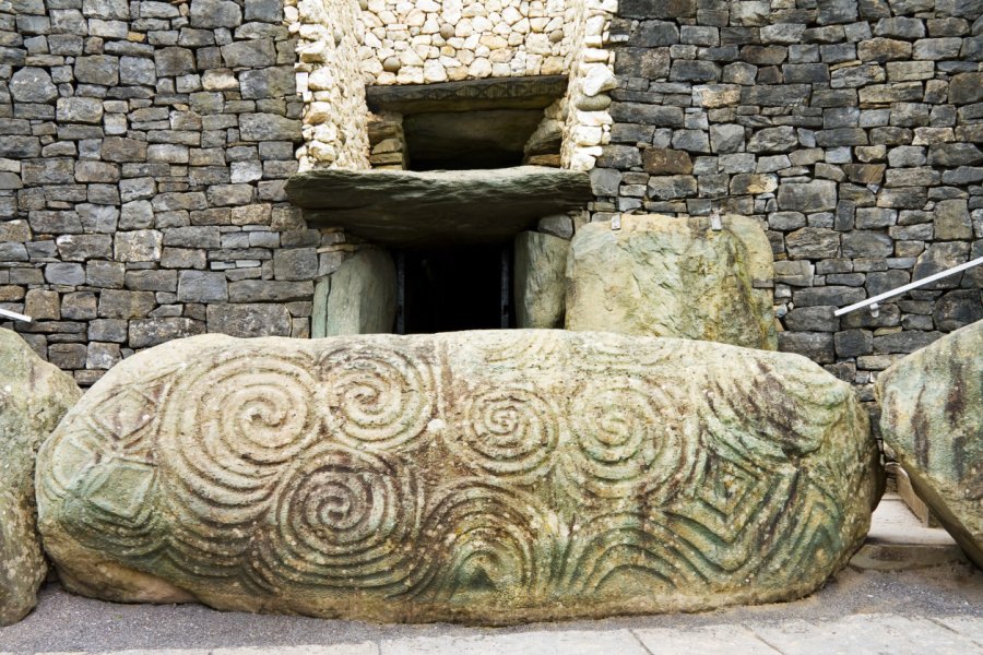 Spirales celtiques à l'entrée de Newgrange. UnaPhoto - shutterstock.com