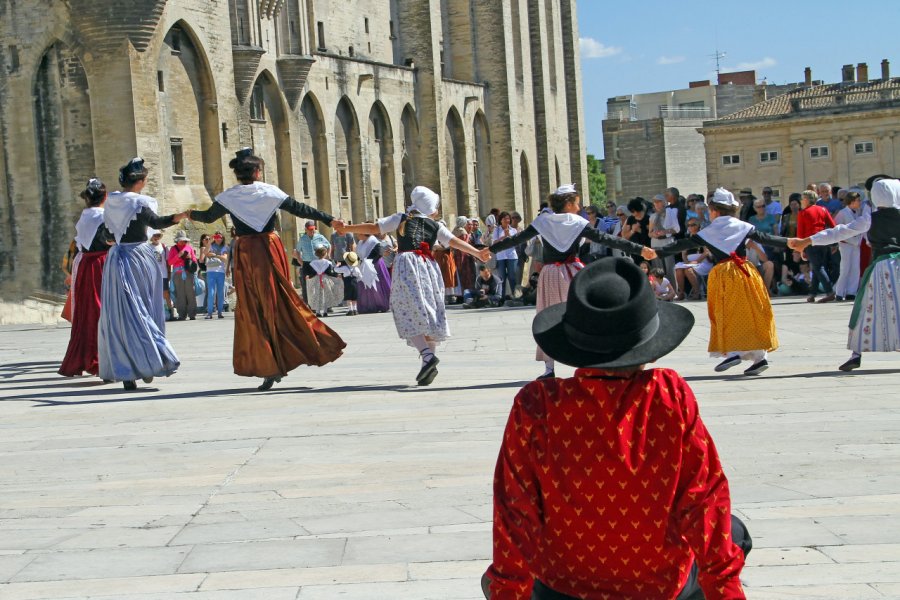 Danses provençales à Avignon. Illustrez-vous - iStockphoto