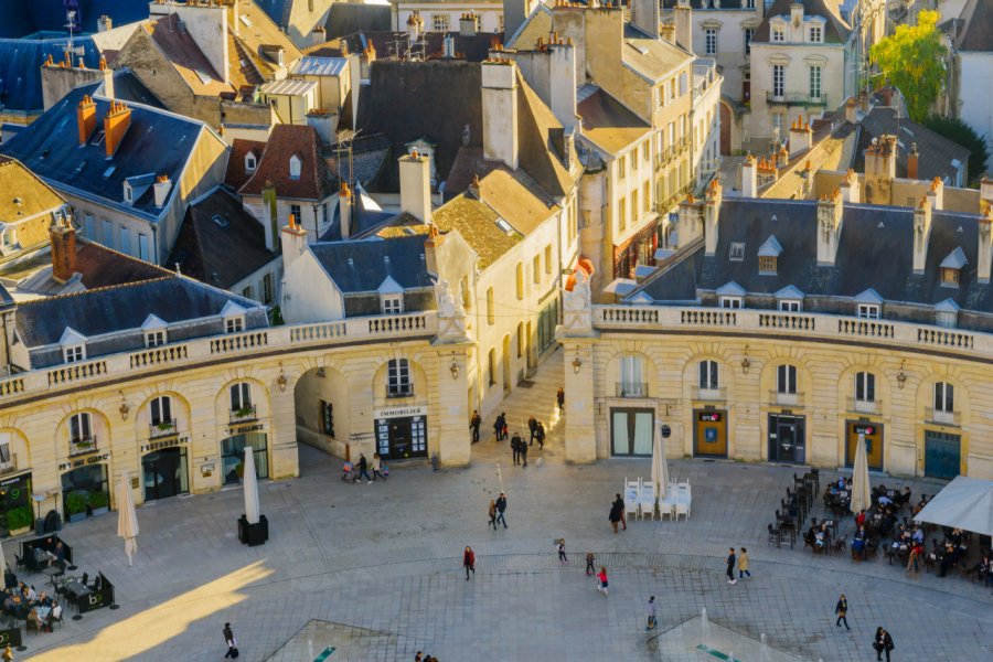 Place de la Libération, Dijon. RnDmS - Shutterstock.com