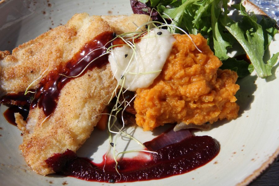 Poisson fraîchement pêché puis pané, quelques légumes et baies. Stéphan SZEREMETA