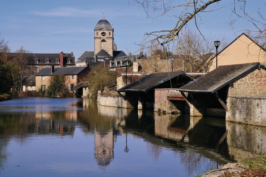 La rivière la Sarthe et l'église Notre-Dame d'Alençon Christian MUSAT - Fotolia