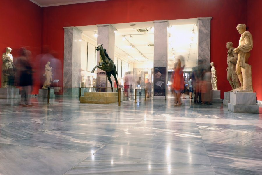 Visite du musée national d'archéologie. Alexandros Michailidis  - Shutterstock.com