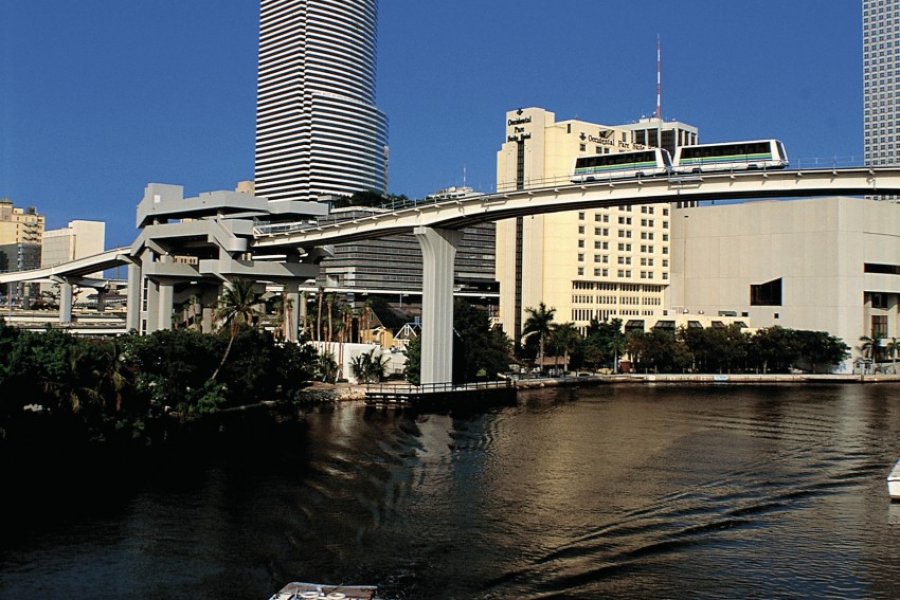 Rivière Miami et First Union Bank Building. (© Siegfried Stoltzfuss - Iconotec))