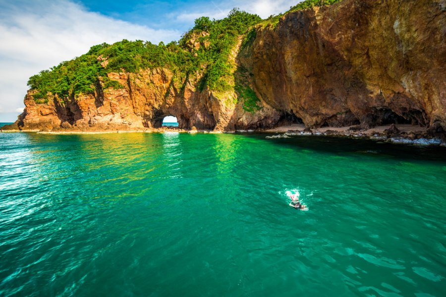 Snorkelling dans les eaux de l'Île de Koh Talu. sittitap - Shutterstock.com