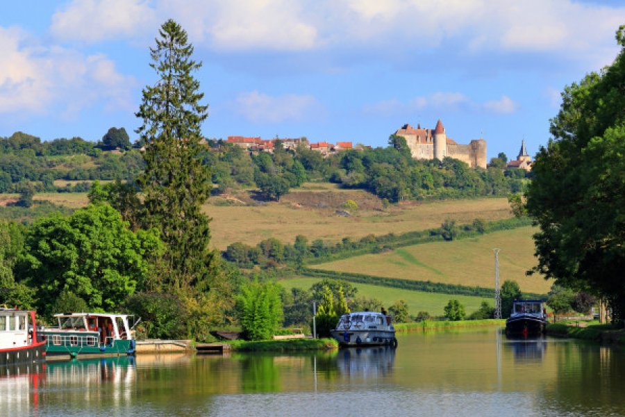 Le canal de Bourgogne à Vandenesse-en-Auxois. aterrom - Adobe Stock