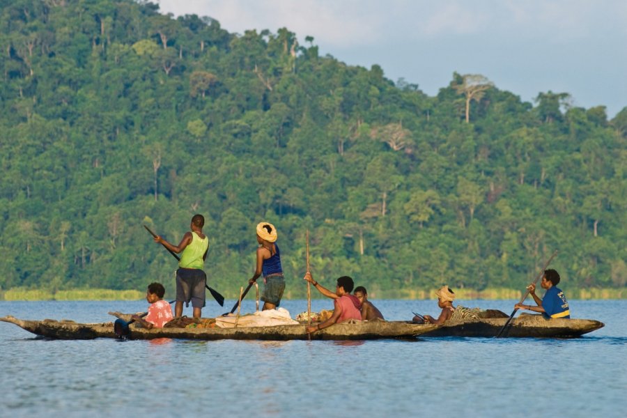 La pirogue, petite ou grande, mais le plus souvent manoeuvrée uniquement à la rame, reste le moyen de transport principale sur le Sepik. Philippe Gigliotti