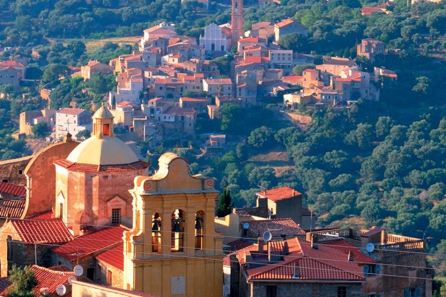 Les villages de Cateri et Aregno (© Pat on stock - Fotolia))