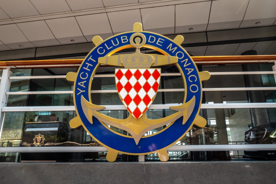 Insigne du Yacht Club de Monaco Craig Hastings - Shutterstock.com