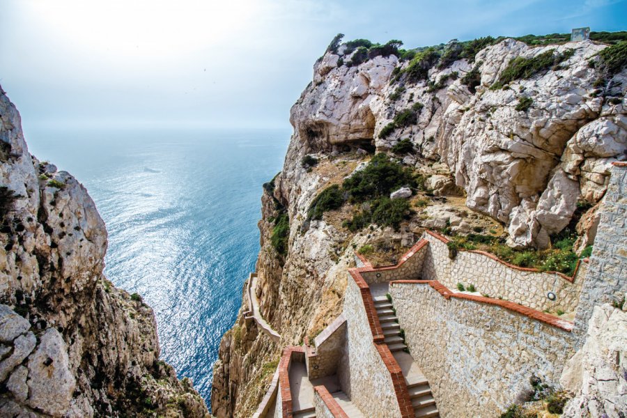 Les escaliers infinis menant à la Grotta di Nettuno près d'Alghero