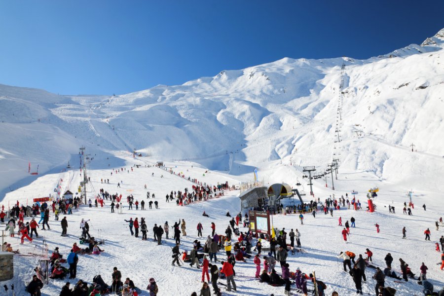 Cauterets en hiver. oksmit - Shutterstock.com