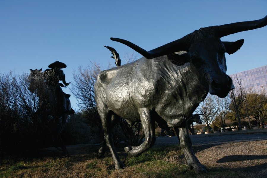 Sculpture d'un taureau impressionnant sur Pioneer Plaza. Stéphan SZEREMETA