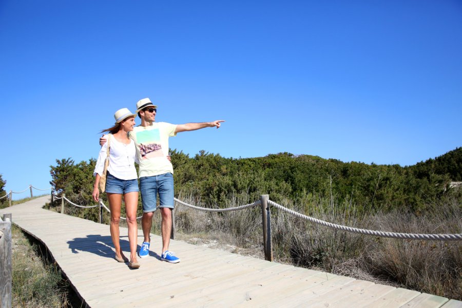 Touristes sur l'île. goodluz - Shutterstock.com