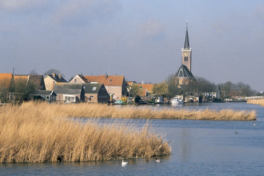 Le clocher du village de Grootschermer domine la plaine. (© H.Fougère - Iconotec))